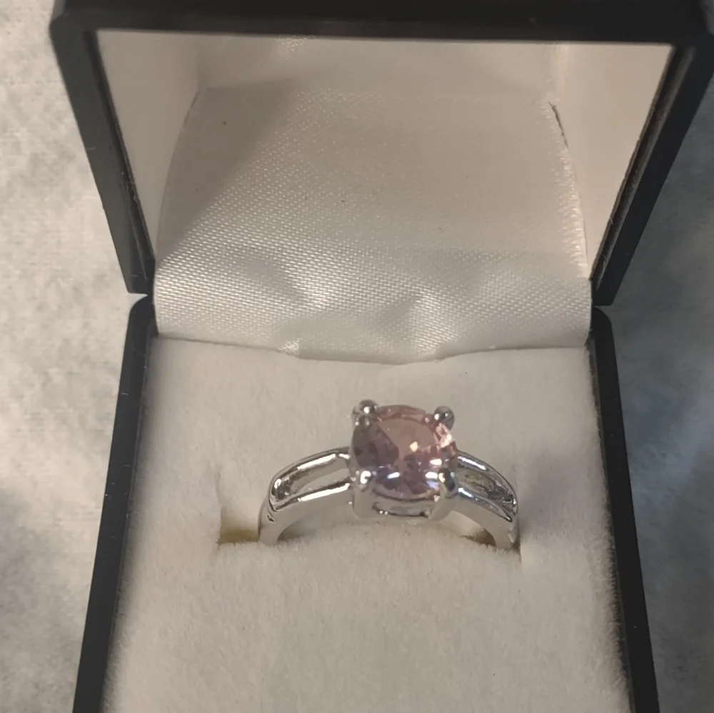 New women's size 7.5 light pink ring